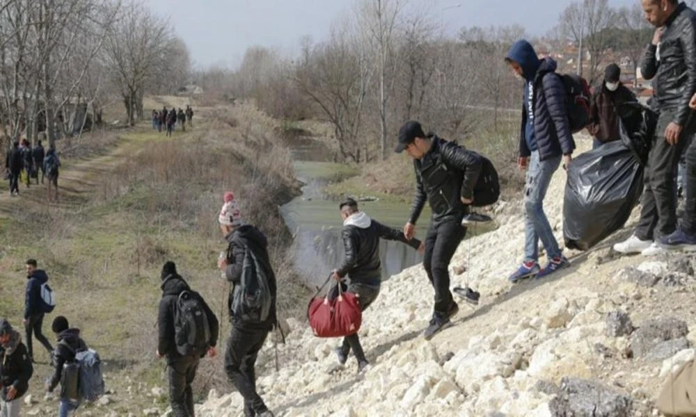 Δεν έχει όρια το θράσος των διακινητών στον Έβρο! Περνούν μετανάστες από τα καμένα και διαφημίζουν τα "κατορθώματα" τους στα social (βίντεο)